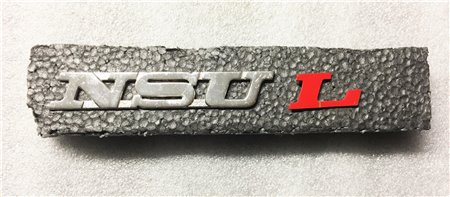 Logotipo do friso traseiro NSU Prinz 4L "NSU L" escrito em metal