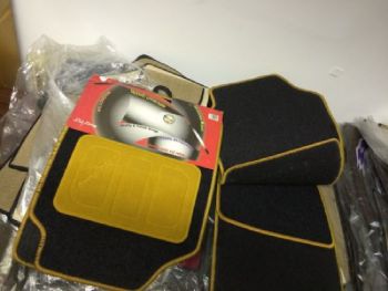 SET DI TAPPETINI IN MOQUETTE AUTO CON BORDO GIALLO